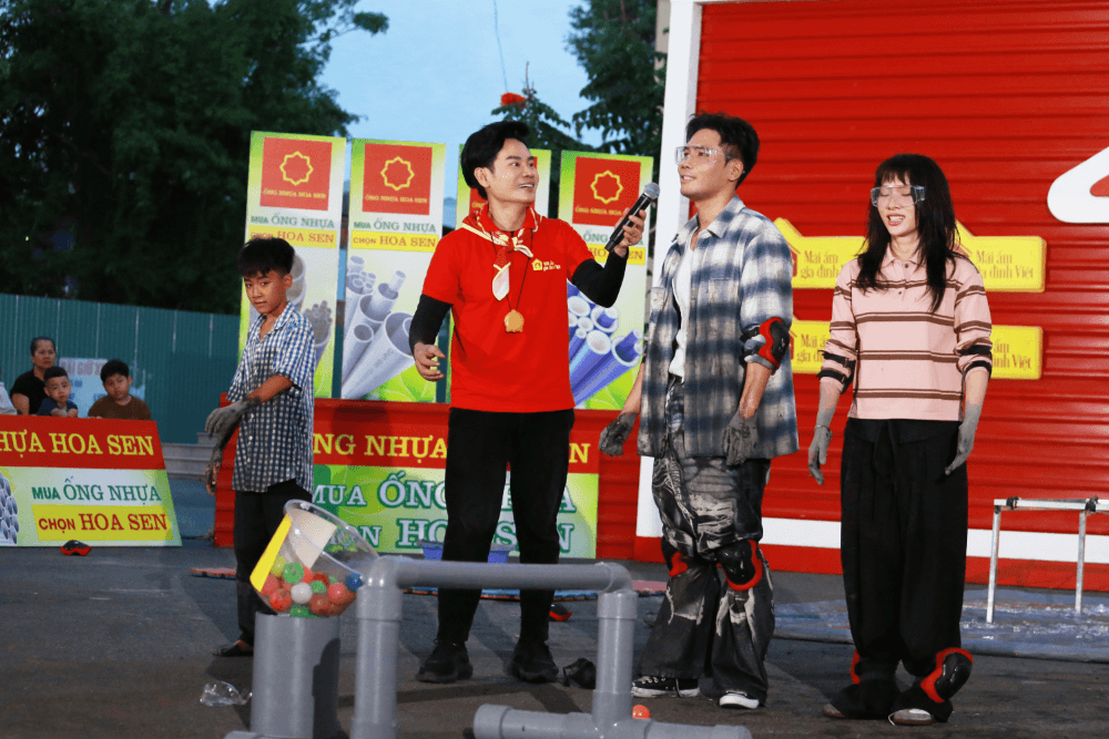 Phúc Du và Mỹ Mỹ vượt thử thách ở “Mái ấm gia đình Việt”, mang về gần 300 triệu đồng cho trẻ em khó khăn  - 4