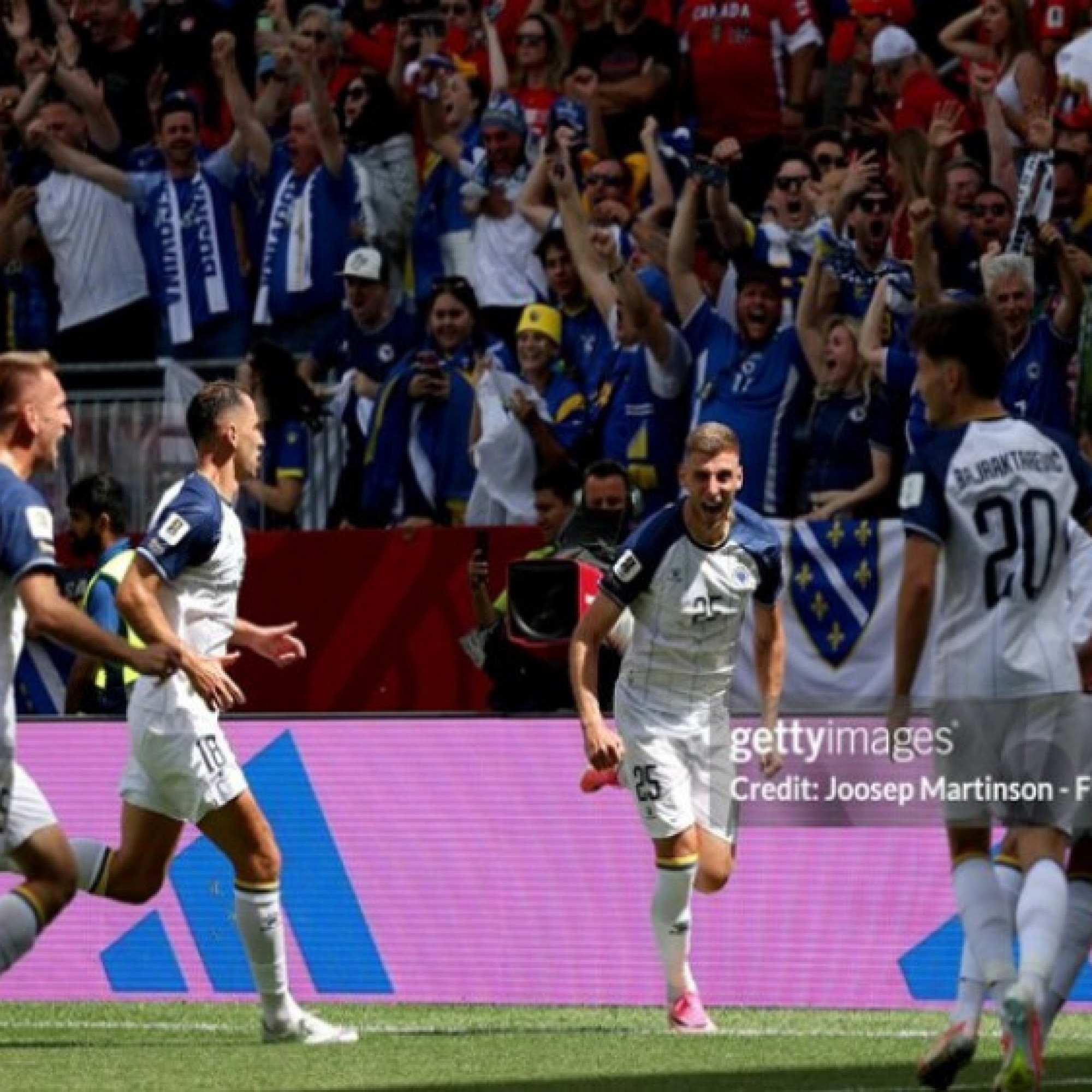  - Tuyệt chiêu phạt góc của Arsenal đã tới World Cup: Bosnia thành công với "cao kều" 1m93