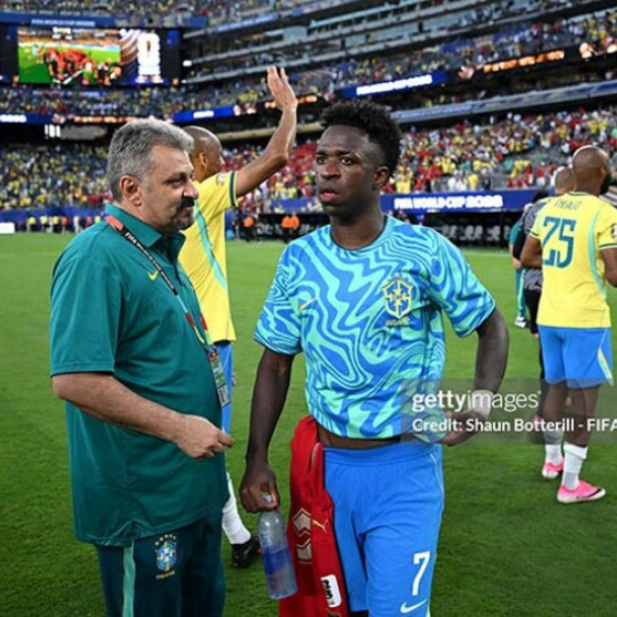  - Vinicius ẵm giải Cầu thủ xuất sắc nhất, kêu gọi Brazil tiến bộ để chinh phục World Cup