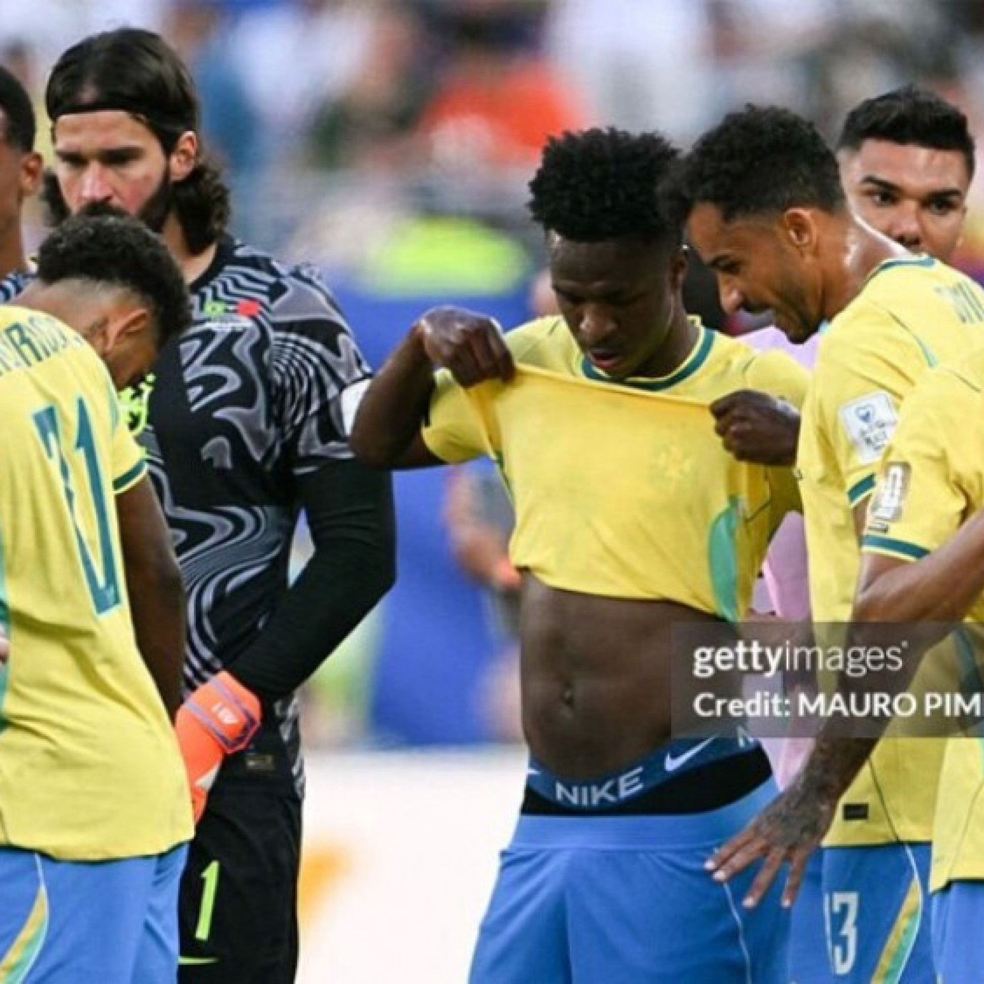  - Tại sao trận Brazil - Morocco dừng lại tới 2 lần, fan chê cầu thủ quá yếu đuối?