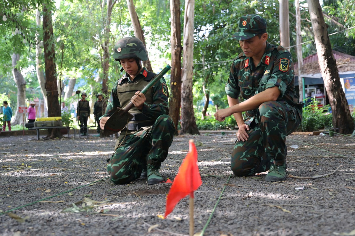 Dùng radar xuyên đất tìm hố chôn tập thể liệt sĩ tại Công viên Lê Thị Riêng - 5