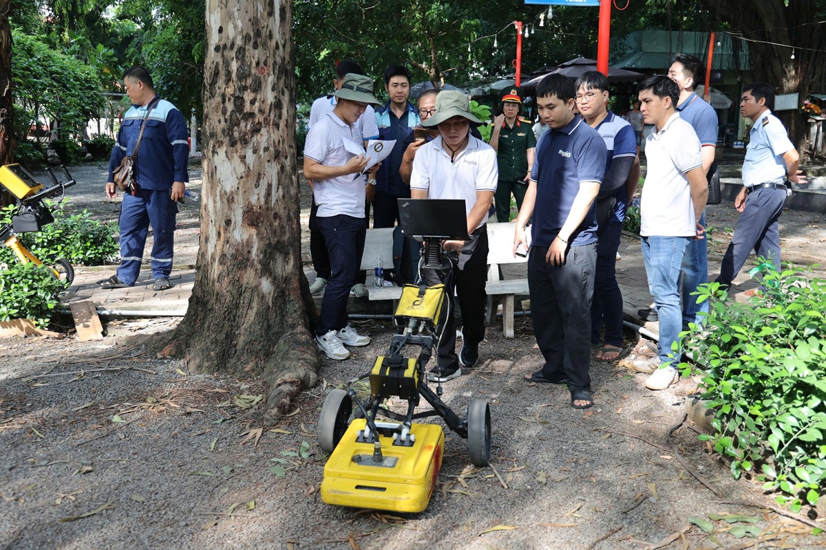 Dùng radar xuyên đất tìm hố chôn tập thể liệt sĩ tại Công viên Lê Thị Riêng - 2