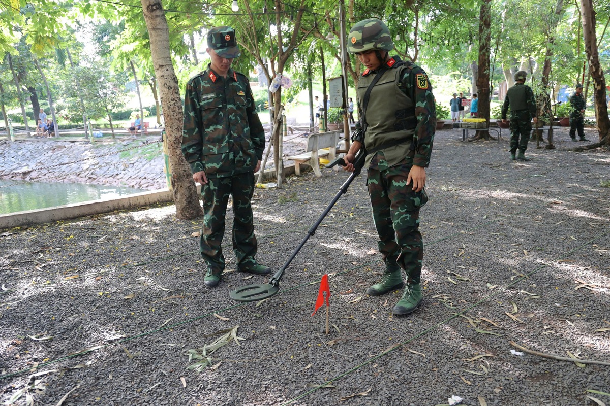 Dùng radar xuyên đất tìm hố chôn tập thể liệt sĩ tại Công viên Lê Thị Riêng - 3