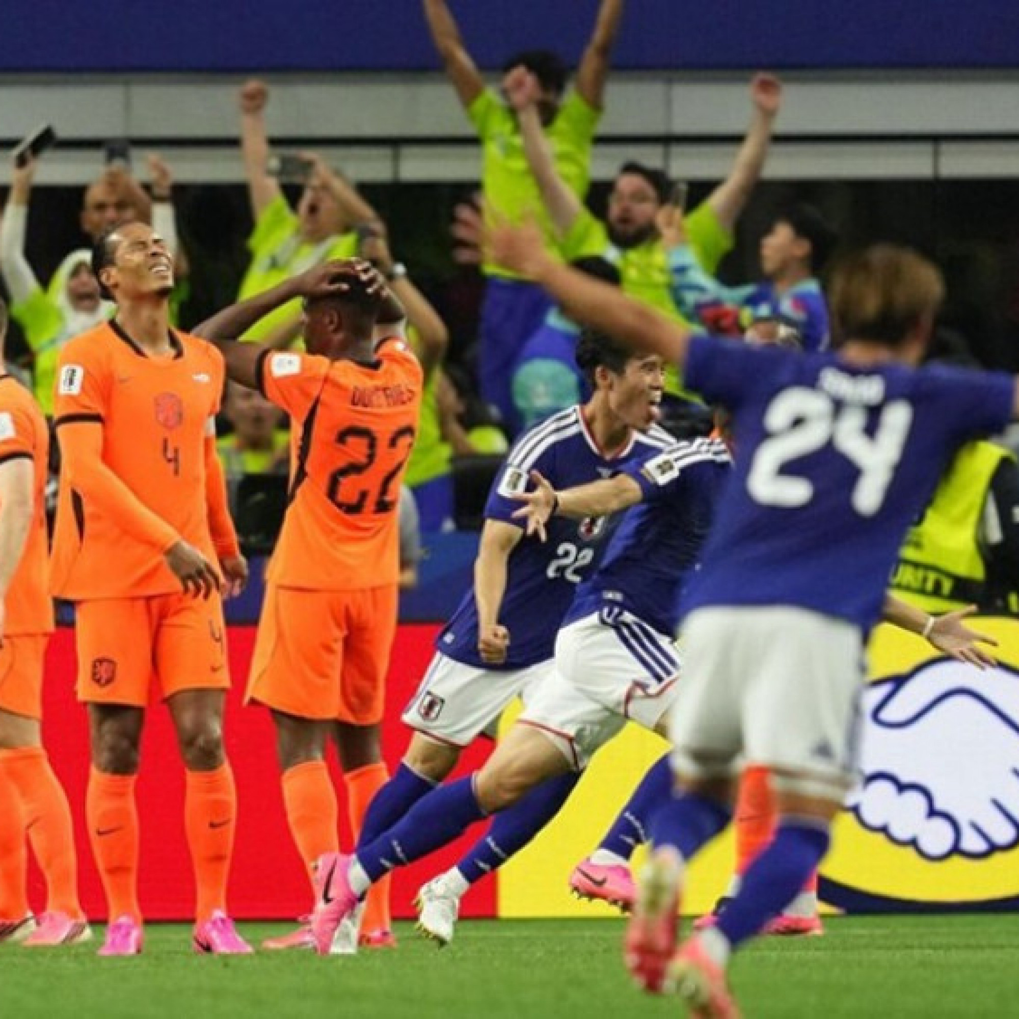  - Nhật Bản khiến Hà Lan ôm hận: Bản lĩnh "Samurai xanh", Koeman mắc sai lầm