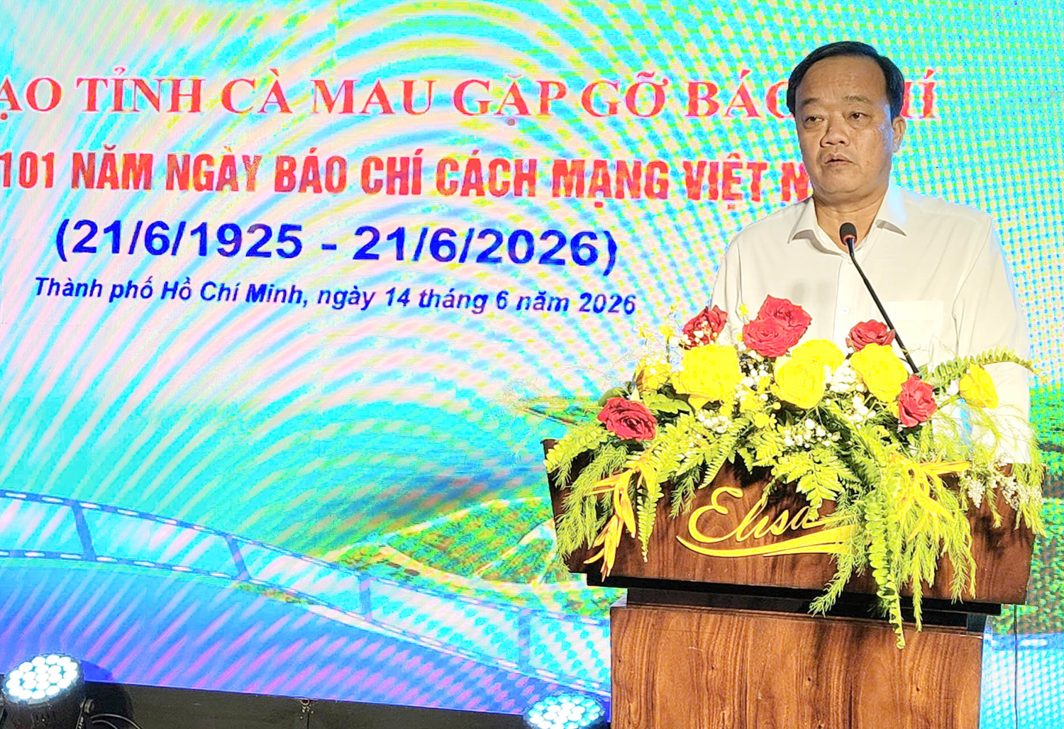 Tổng biên tập Tạp chí Du lịch TP.HCM nhận bằng khen của UBND tỉnh Cà Mau - 1