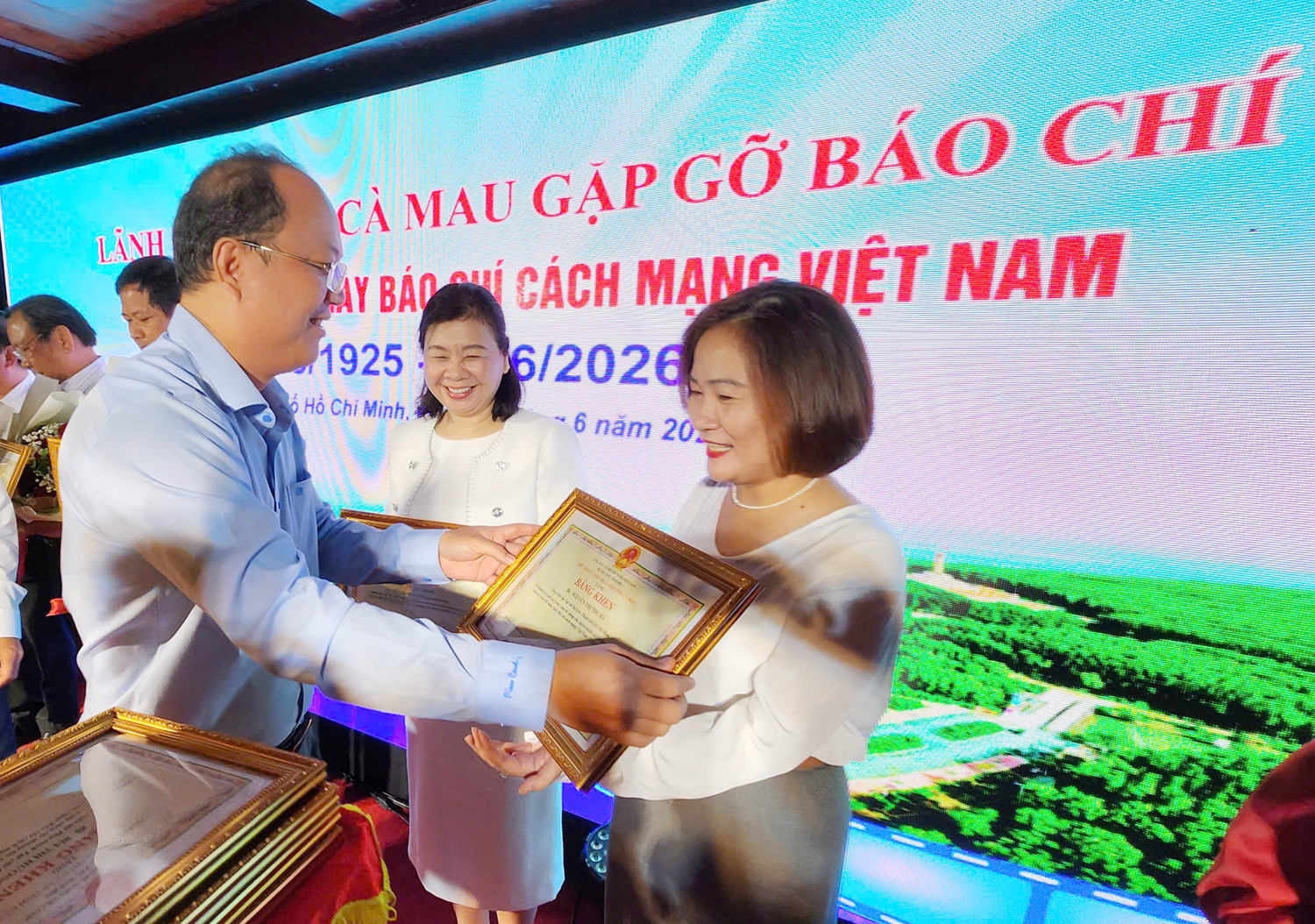 Tổng biên tập Tạp chí Du lịch TP.HCM nhận bằng khen của UBND tỉnh Cà Mau - 2