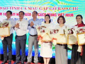  - Tổng biên tập Tạp chí Du lịch TP.HCM nhận bằng khen của UBND tỉnh Cà Mau
