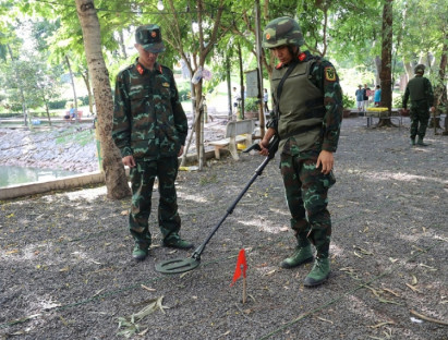 Suy ngẫm - Dùng radar xuyên đất tìm hố chôn tập thể liệt sĩ tại Công viên Lê Thị Riêng