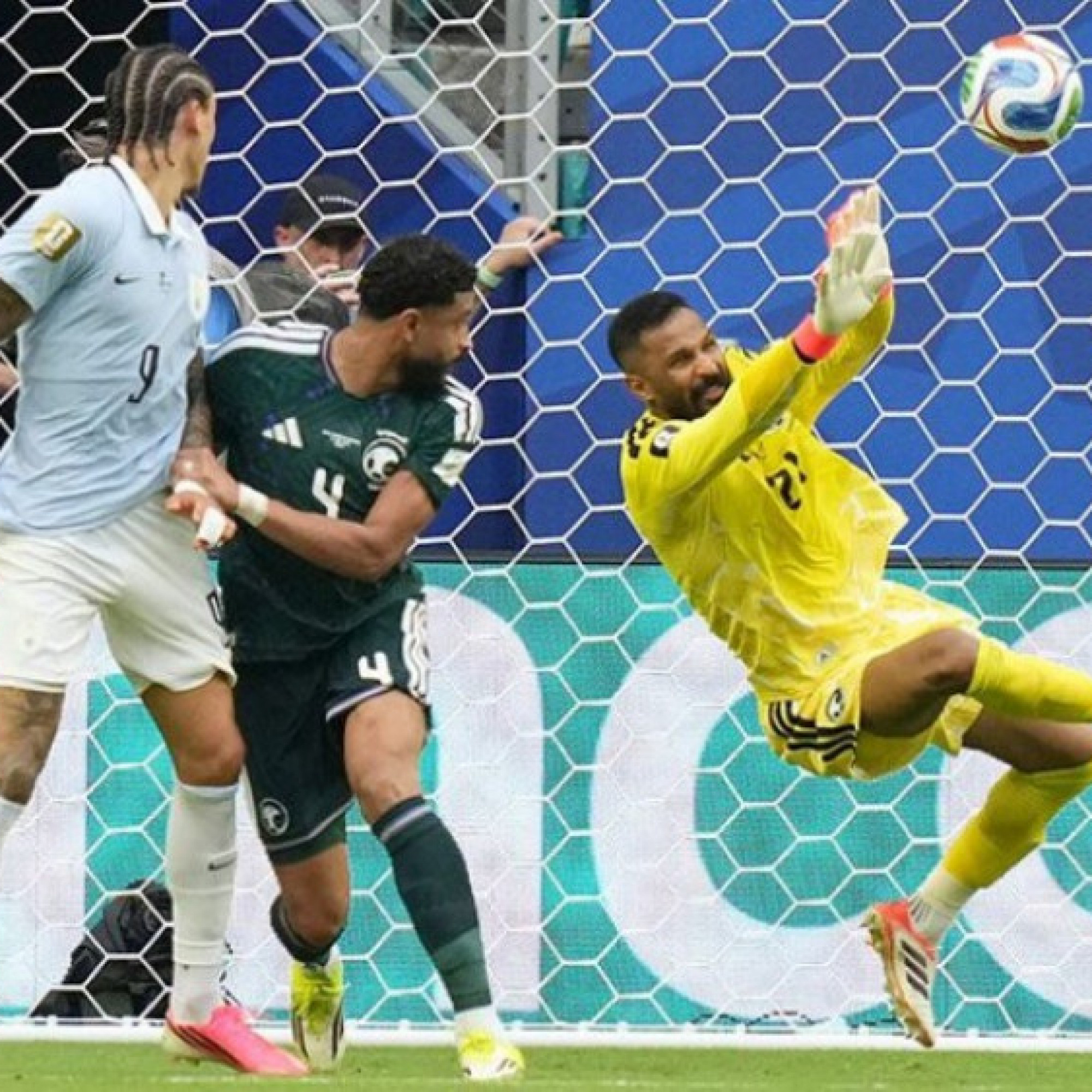  - Video bóng đá Saudi Arabia - Uruguay: Nản lòng vì "người nhện" với 9 pha cứu thua (World Cup)