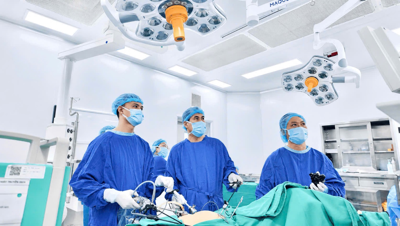 Vinmec Hạ Long cứu nữ bệnh nhân 45 tuổi thoát nguy cơ thủng đại tràng do polyp tái phát phức tạp - 1