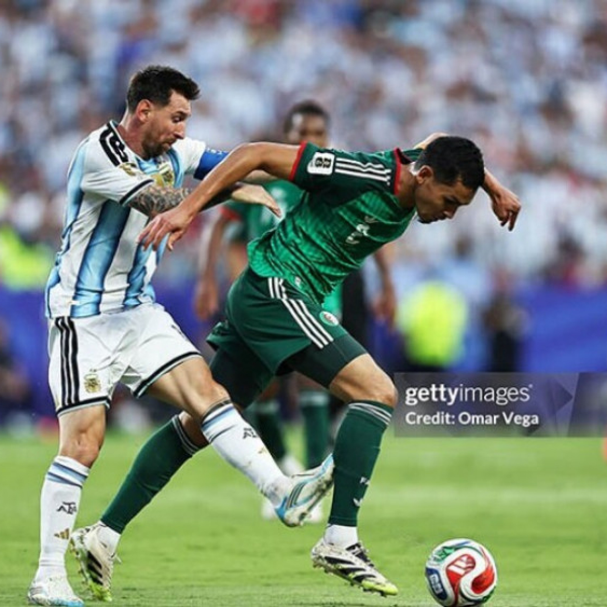  - Tranh cãi Messi đạp thẳng bắp chân cầu thủ Algeria, VAR ưu ái thoát thẻ đỏ?