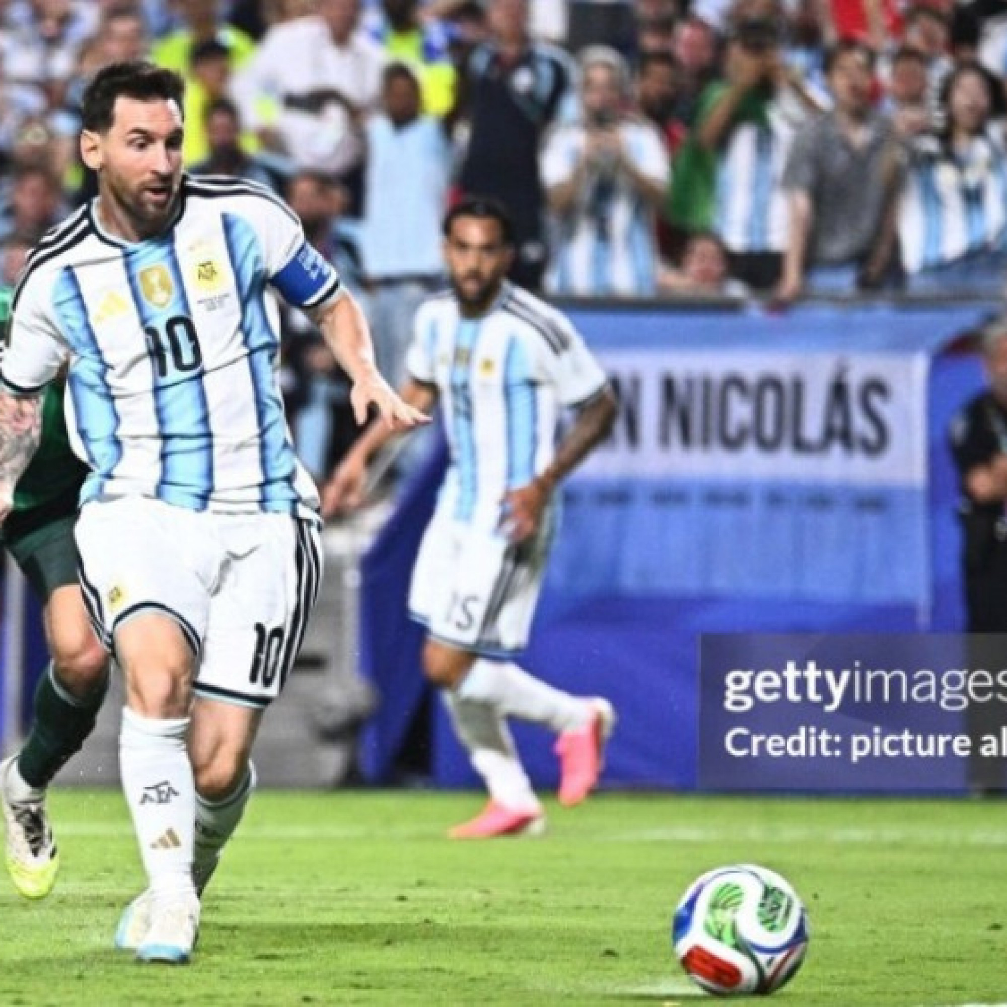  - Messi tuổi 38 vẫn di chuyển khắp mặt sân, phòng ngự như chiến binh