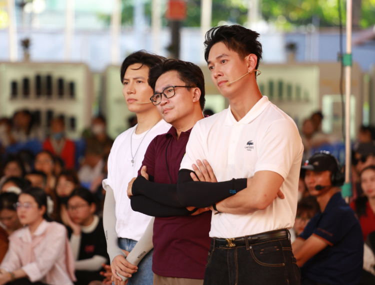 Đại Nghĩa bật khóc, Song Luân và Anh Tú nghẹn ngào trước cô bé mồ côi được ông bà hàng xóm cưu mang suốt hơn 10 năm