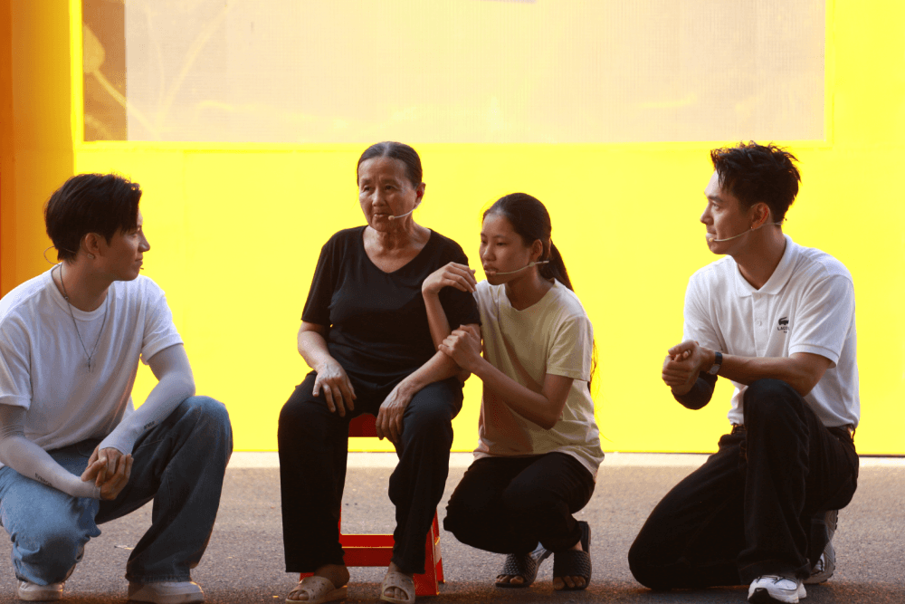 Đại Nghĩa bật khóc, Song Luân và Anh Tú nghẹn ngào trước cô bé mồ côi được ông bà hàng xóm cưu mang suốt hơn 10 năm - 4