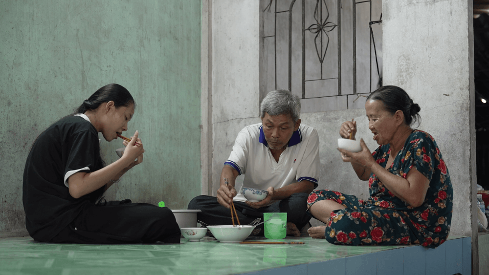 Đại Nghĩa bật khóc, Song Luân và Anh Tú nghẹn ngào trước cô bé mồ côi được ông bà hàng xóm cưu mang suốt hơn 10 năm - 6