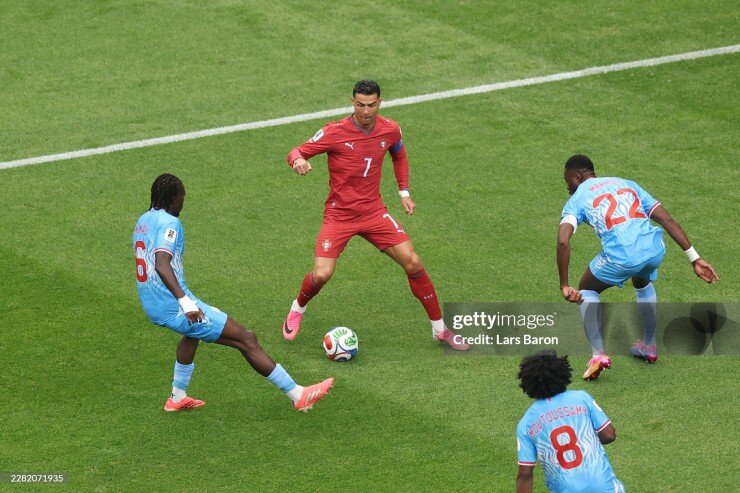 Ronaldo đi vào lịch sử World Cup, 2 lần khiến Bồ Đào Nha mừng hụt - 1