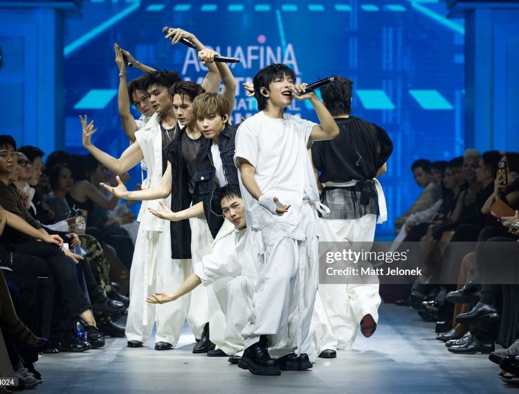 Tân binh UPRIZE gây chú ý tại Vietnam International Fashion Week, album đầu tay ghi nhận sức nóng sớm