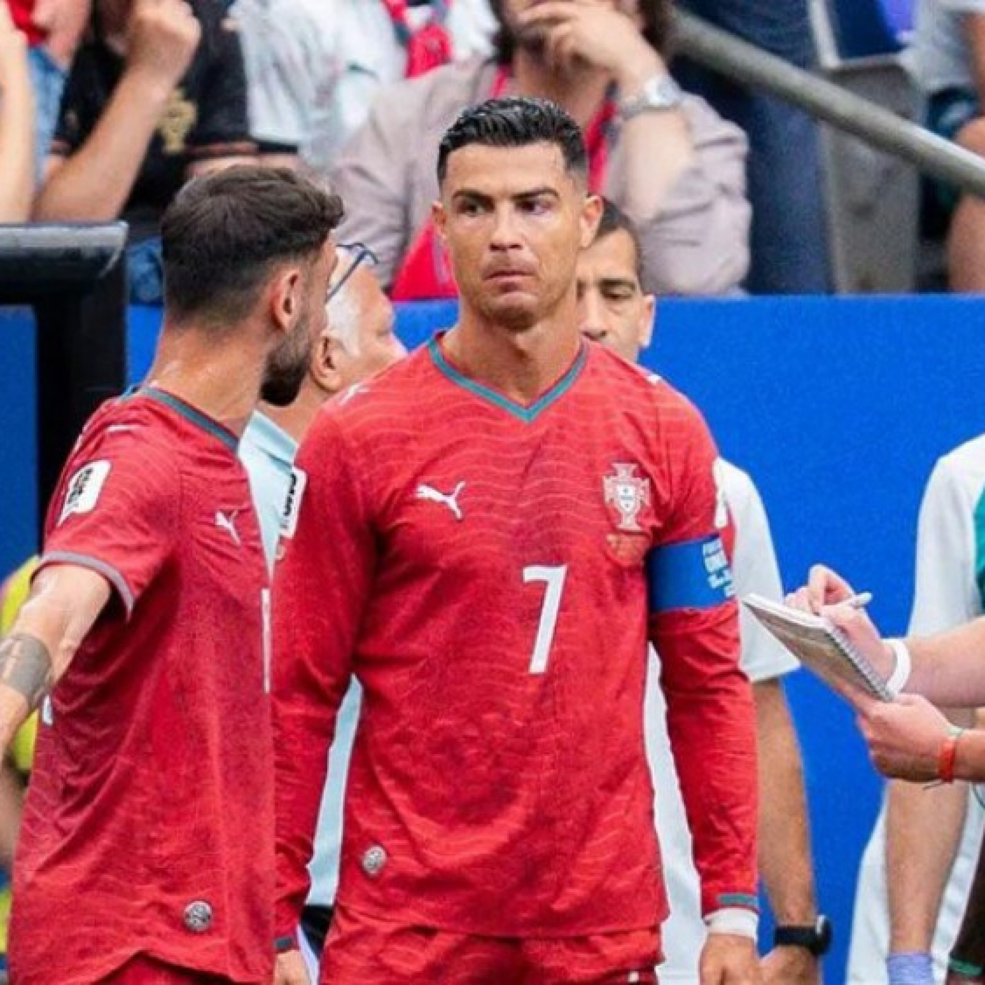  - Fan Ronaldo lên mạng xỉa xói hàng tiền vệ Bồ Đào Nha, chị gái đồng tình lời chê Fernandes