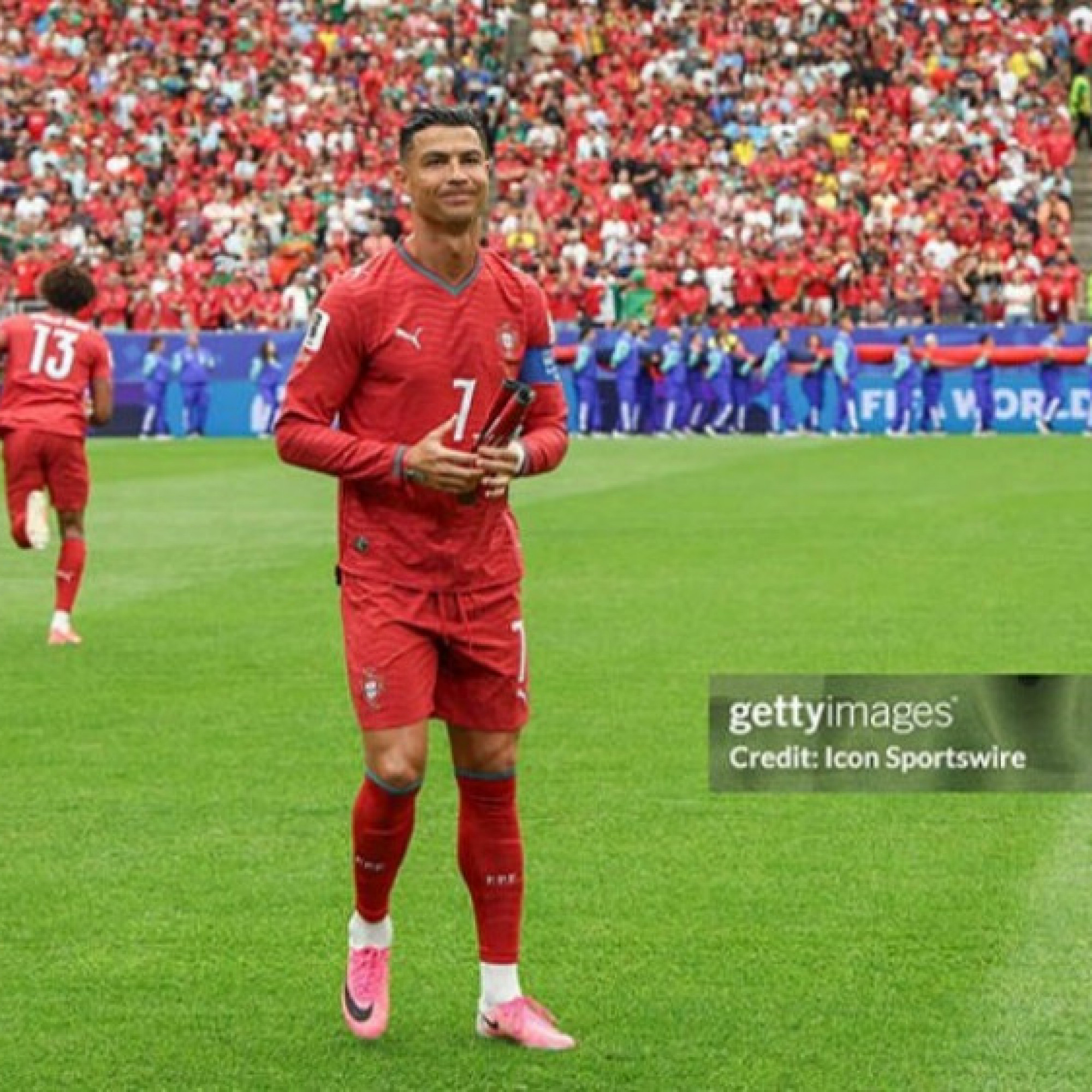  - Tin nóng World Cup ngày 19/6: Huyền thoại MU chỉ trích Ronaldo