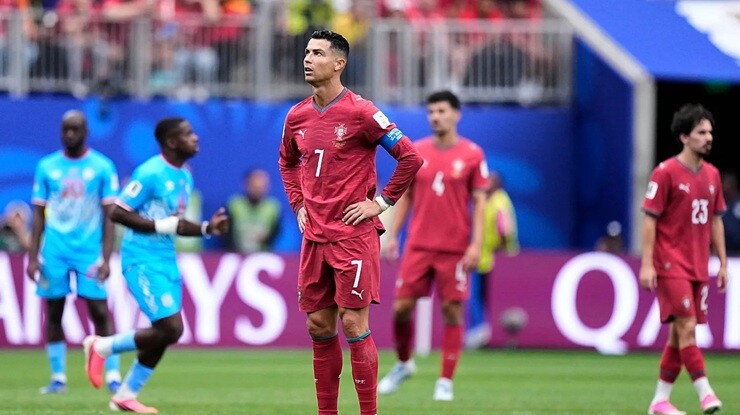 Ronaldo hãy dừng lại: Đừng "cố đấm ăn xôi" làm hoen ố cả sự nghiệp vĩ đại - 1