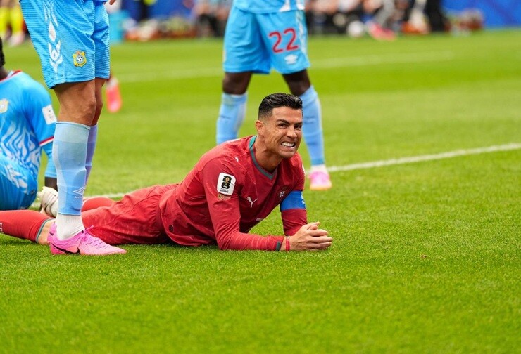 Ronaldo hãy dừng lại: Đừng "cố đấm ăn xôi" làm hoen ố cả sự nghiệp vĩ đại - 2