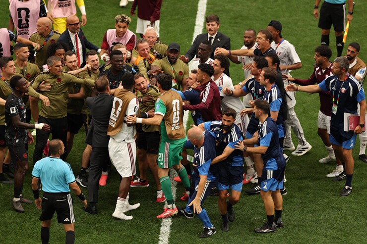 World Cup hỗn loạn: Canada thắng Qatar 6-0, cầu thủ hai đội lao vào ẩu đả sau trận - 4