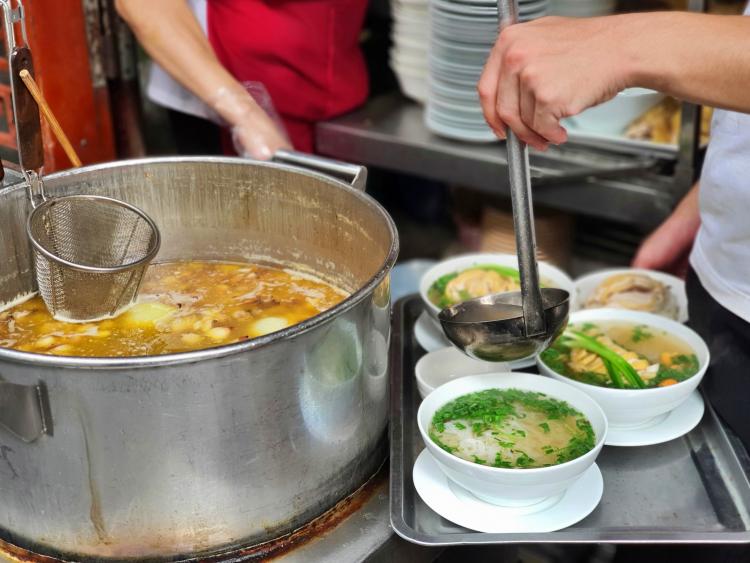 Ra Hà Nội, việc đầu tiên là đi ăn phở…