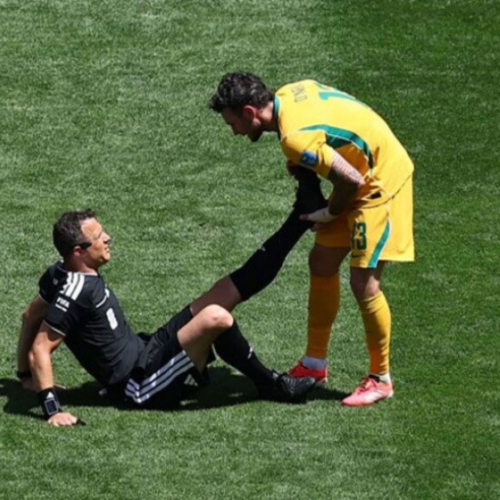 - Hy hữu World Cup: Trọng tài gục xuống sân, cầu thủ hai đội lao vào giải cứu
