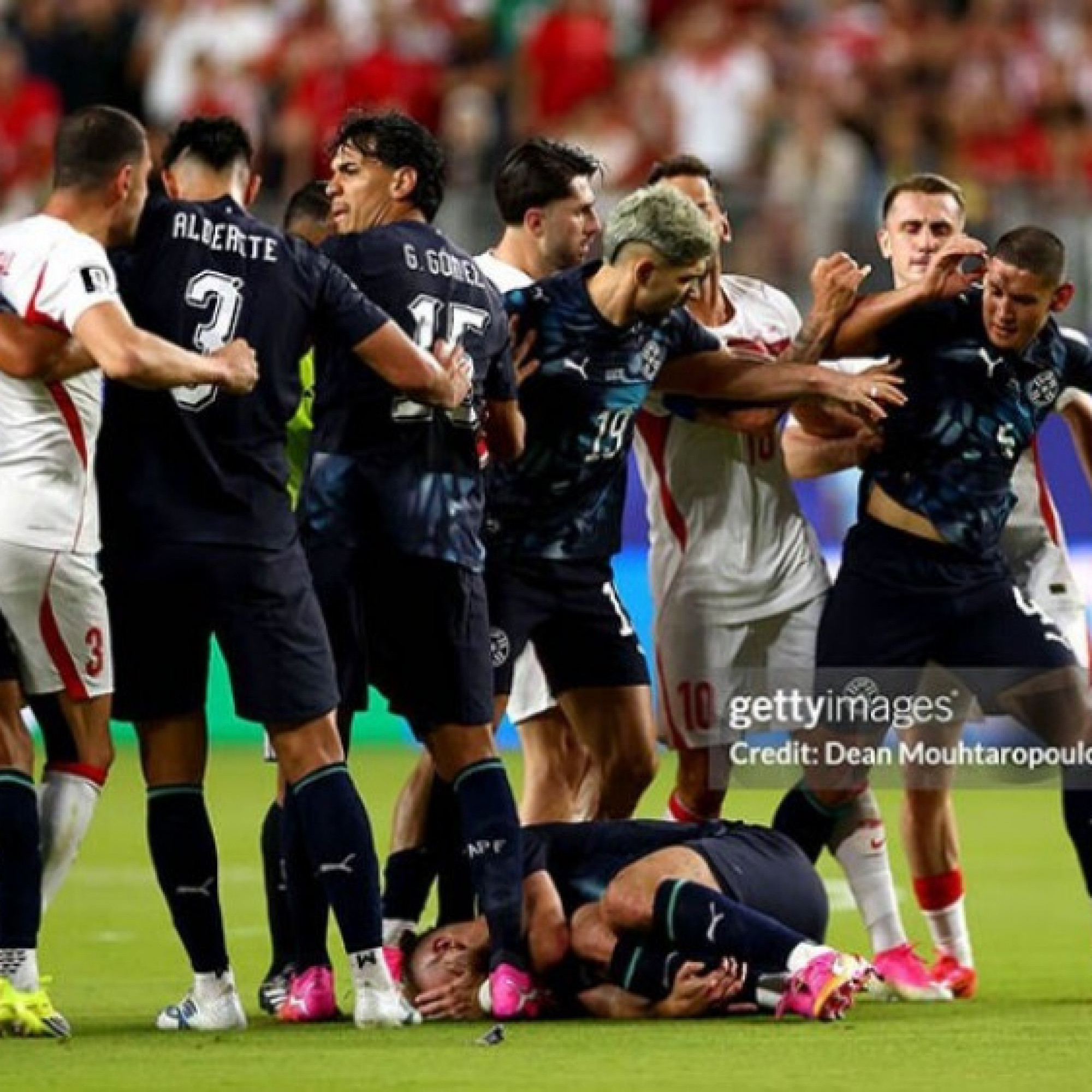 - Cựu SAO Newcastle Almiron bị thẻ đỏ lãng xẹt vì che mồm ở World Cup