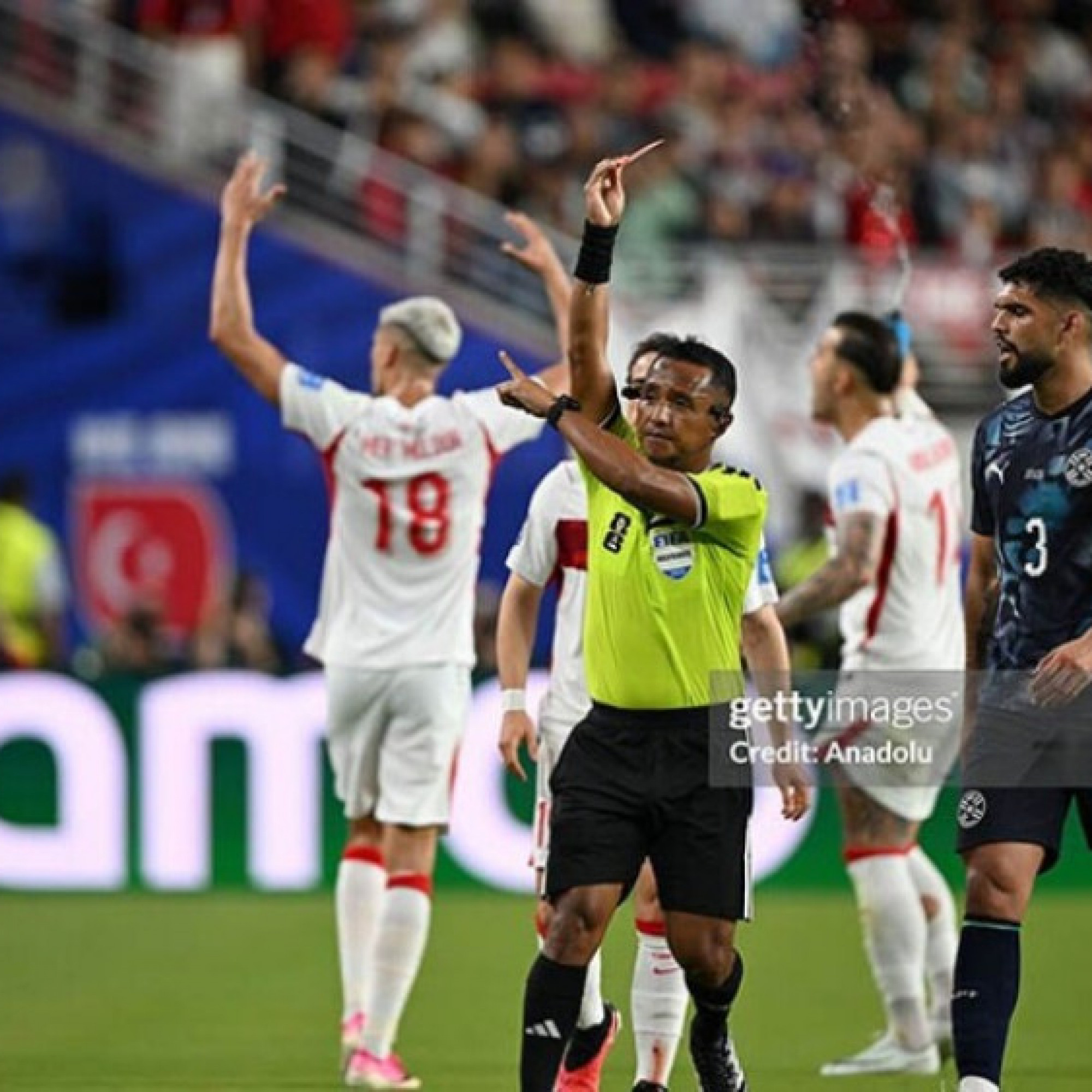  - Almiron bị thẻ đỏ vì che miệng, luật lạ ở World Cup được áp dụng