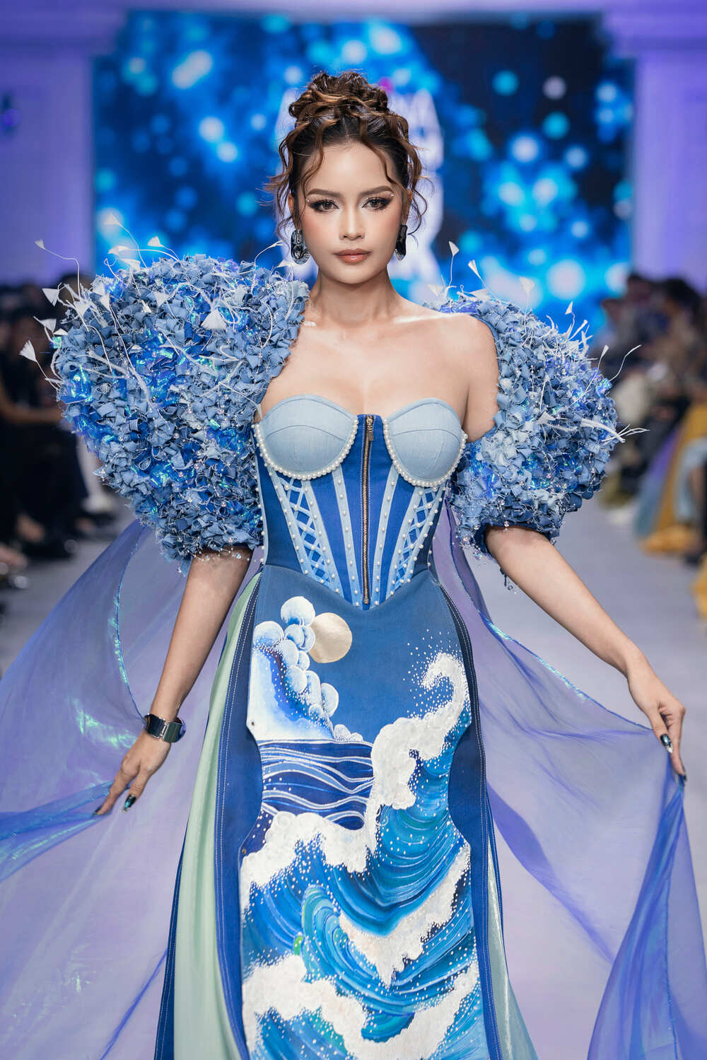 Miss Grand International All Stars 2026 và Hoa hậu Hương Giang hội ngộ trên sàn diễn thời trang - 1