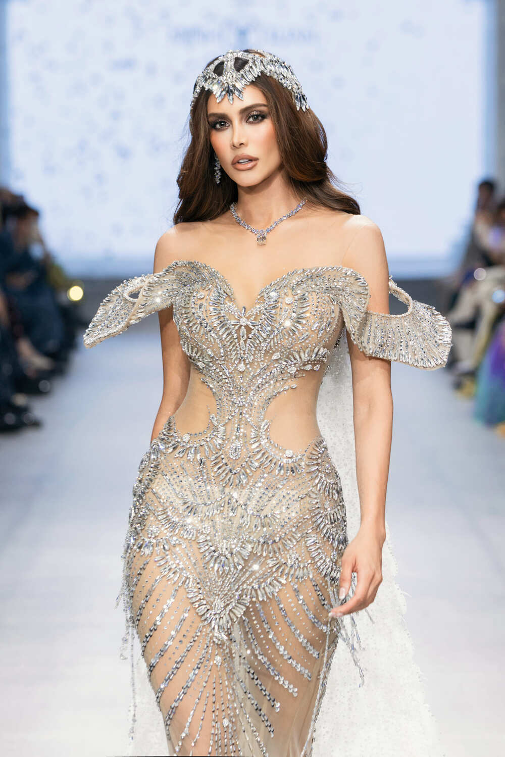 Miss Grand International All Stars 2026 và Hoa hậu Hương Giang hội ngộ trên sàn diễn thời trang - 3