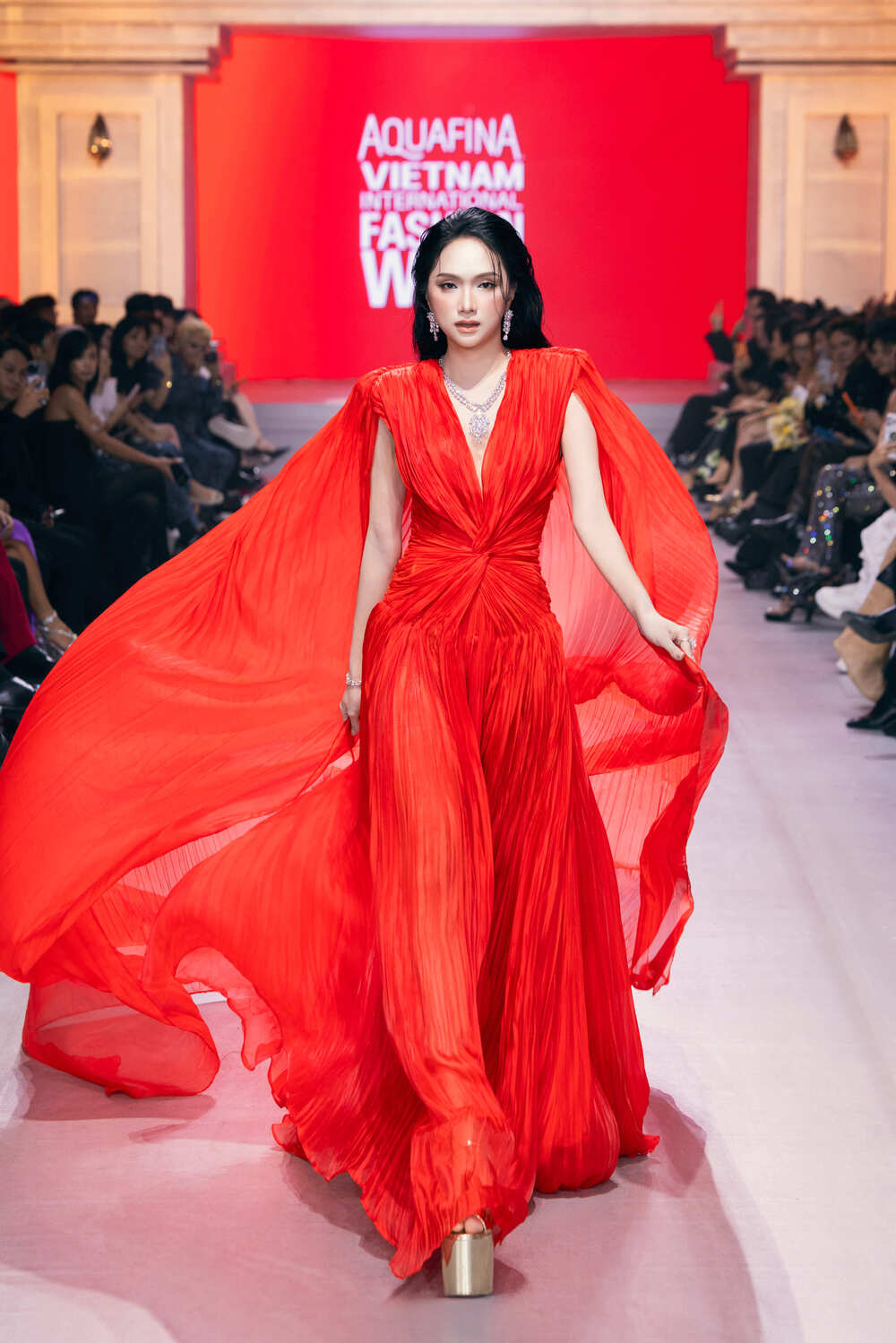 Miss Grand International All Stars 2026 và Hoa hậu Hương Giang hội ngộ trên sàn diễn thời trang - 5