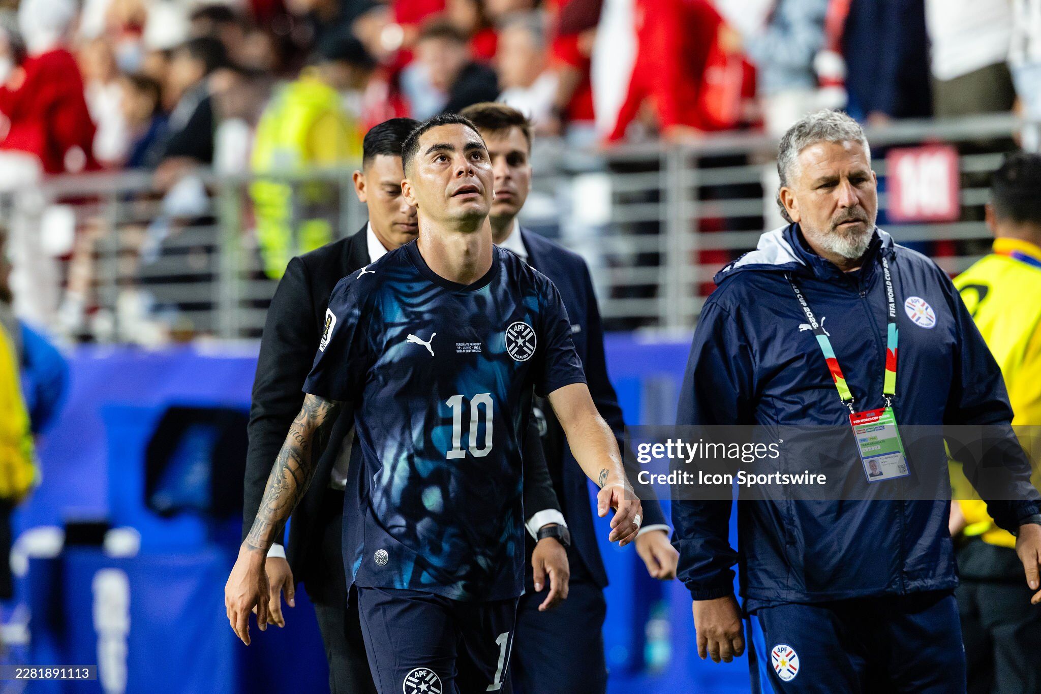 Almiron bị thẻ đỏ vì che miệng, luật lạ ở World Cup được áp dụng - 2