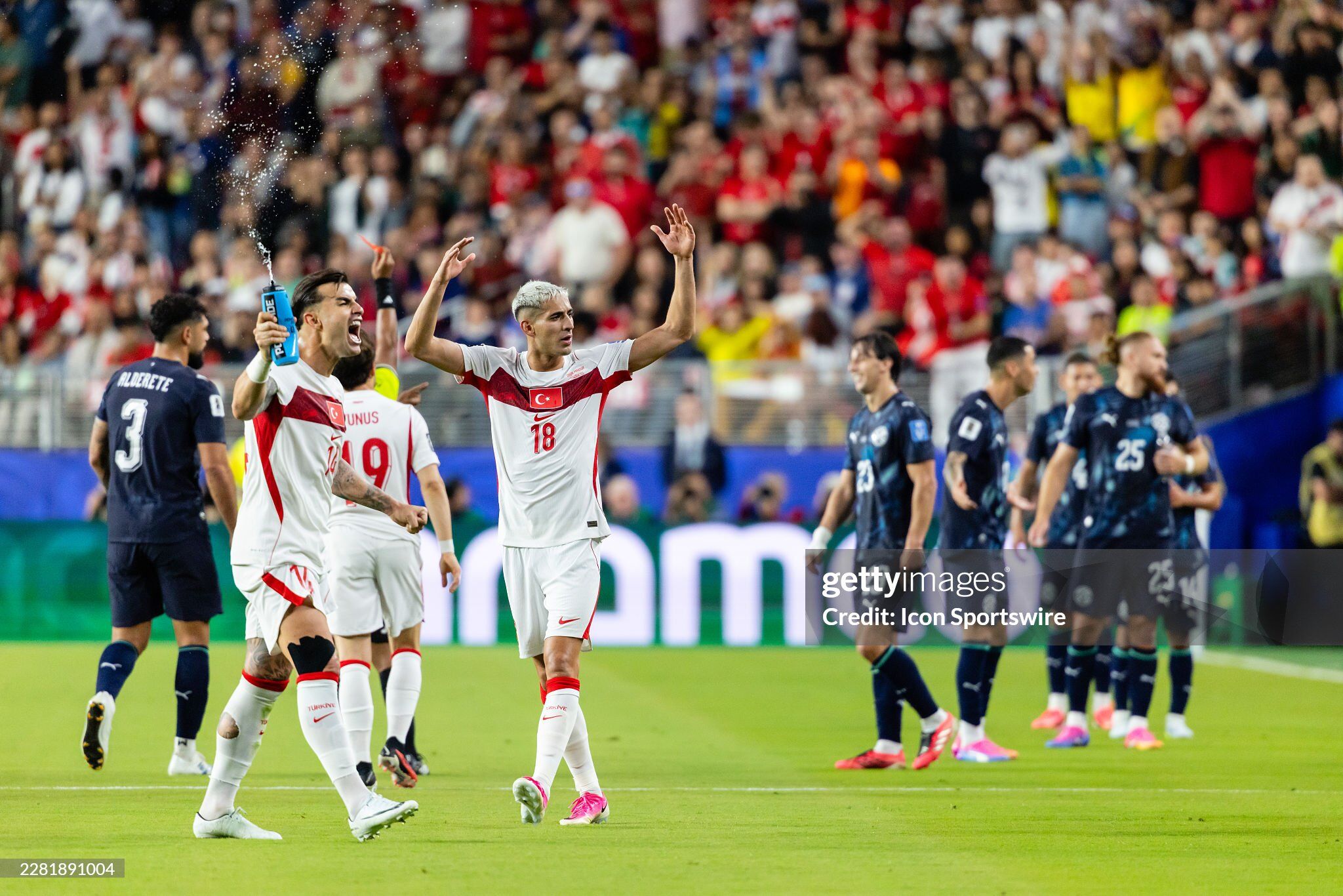 Almiron bị thẻ đỏ vì che miệng, luật lạ ở World Cup được áp dụng - 9