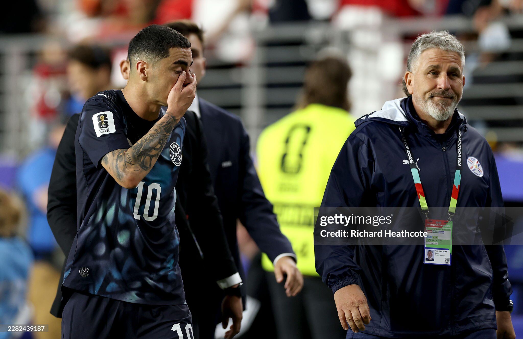 Almiron bị thẻ đỏ vì che miệng, luật lạ ở World Cup được áp dụng - 10