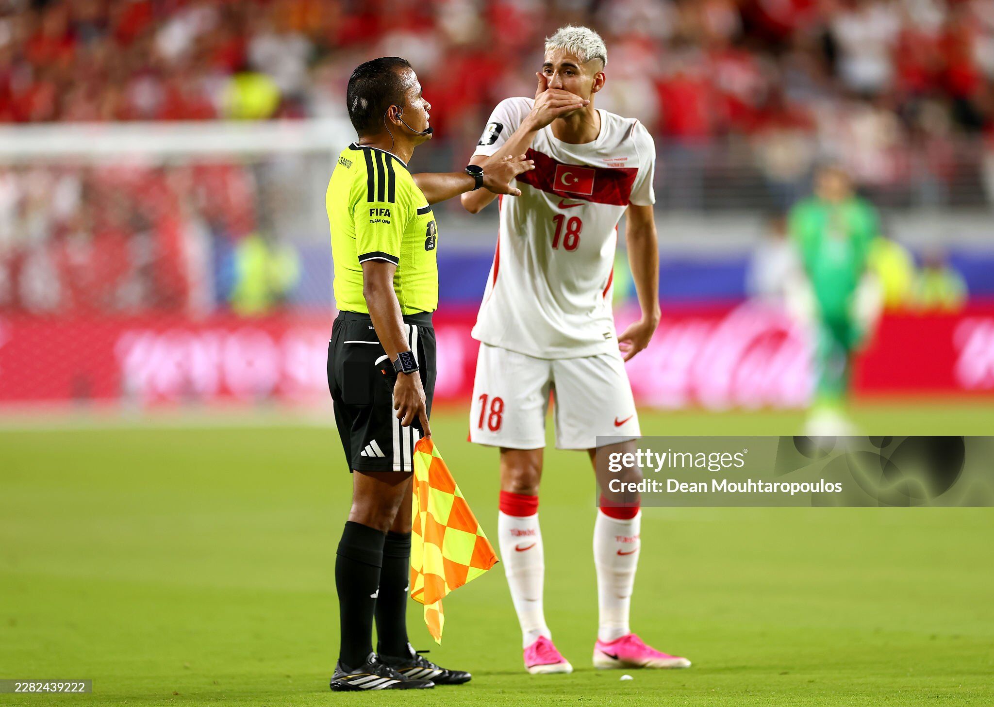 Almiron bị thẻ đỏ vì che miệng, luật lạ ở World Cup được áp dụng - 3