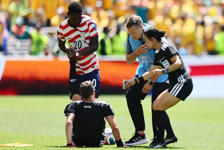 Hy hữu World Cup: Trọng tài gục xuống sân, cầu thủ hai đội lao vào giải cứu - 1