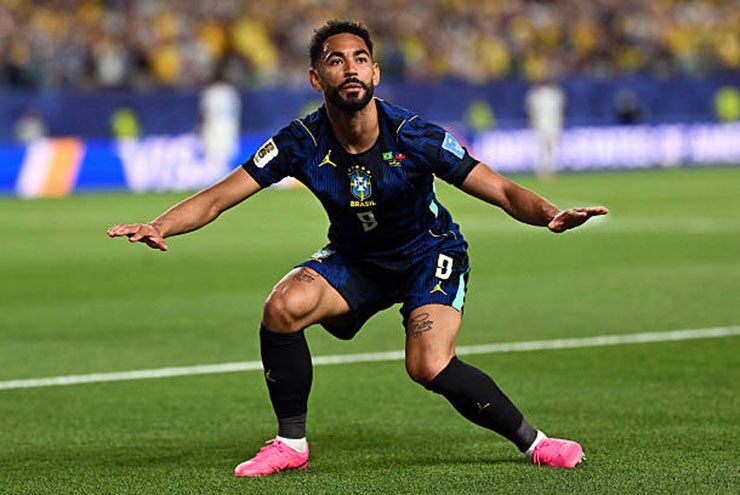 SAO MU Cunha tự hào vì cú đúp cho Brazil, lý giải màn ăn mừng lướt sóng - 1