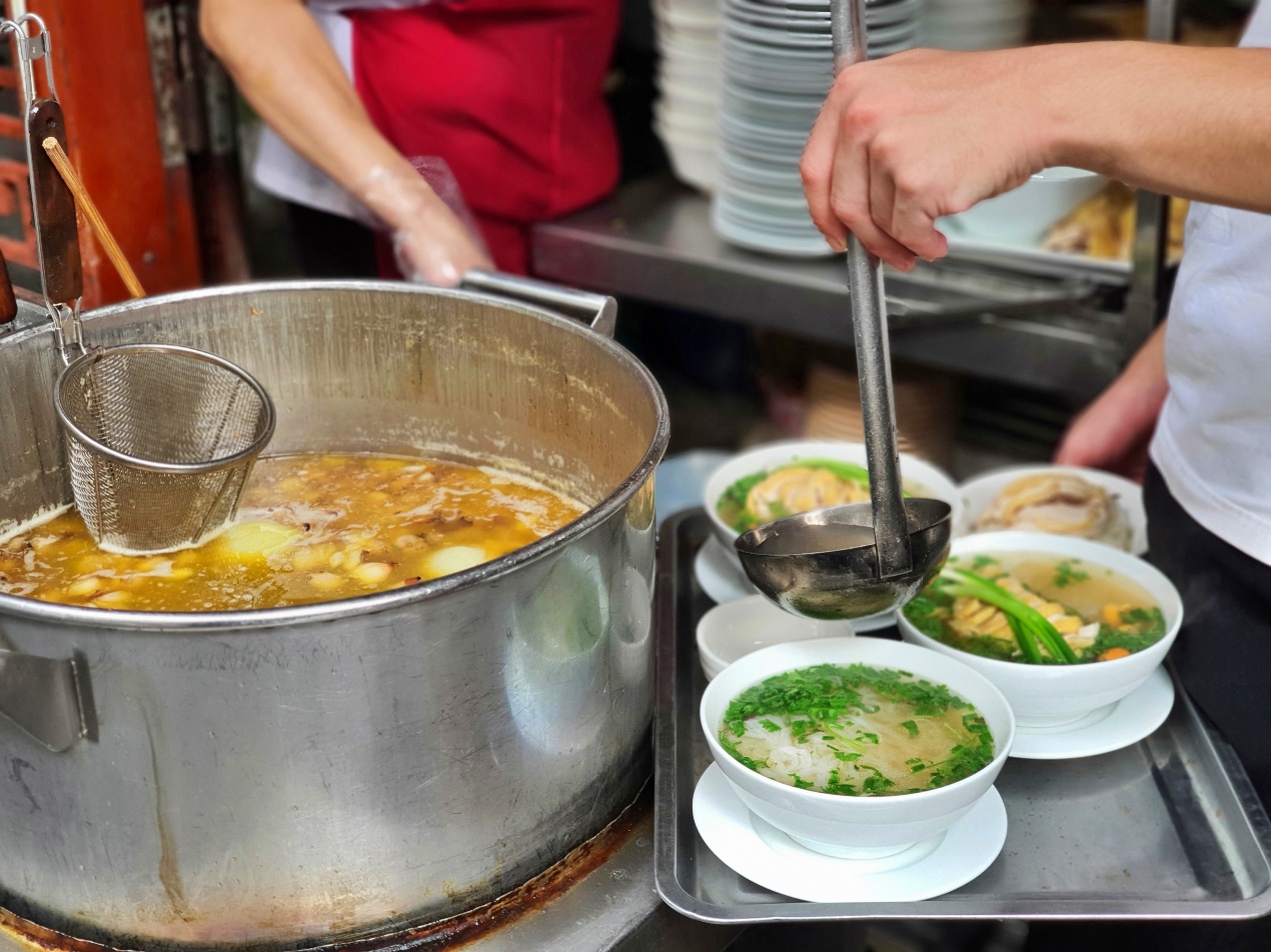Ra Hà Nội, việc đầu tiên là đi ăn phở… - 6