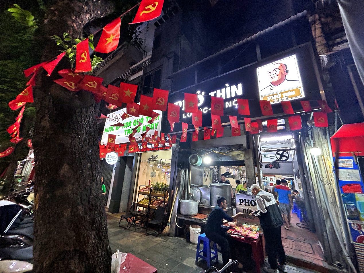 Ra Hà Nội, việc đầu tiên là đi ăn phở… - 2