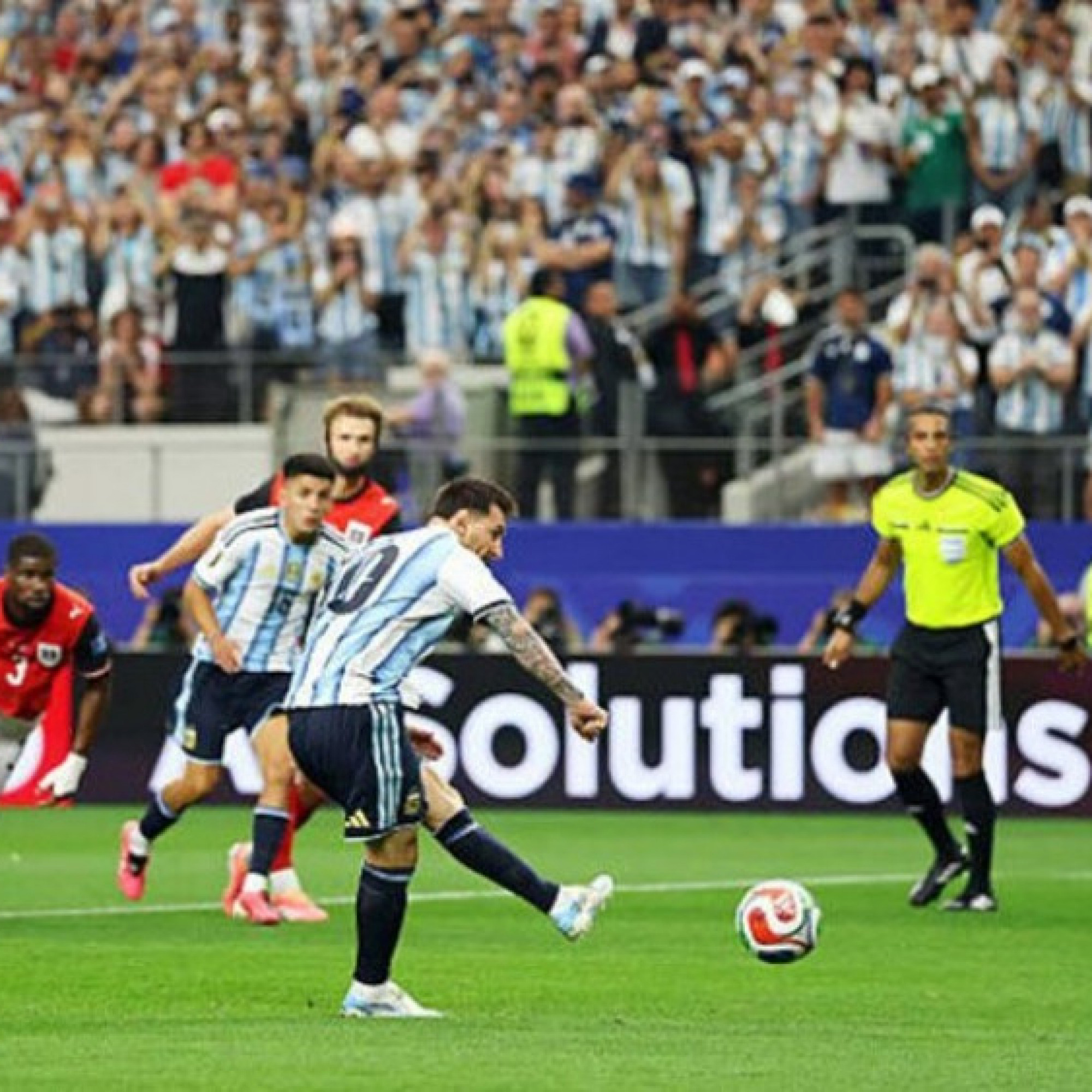  - Messi sút hỏng penalty
