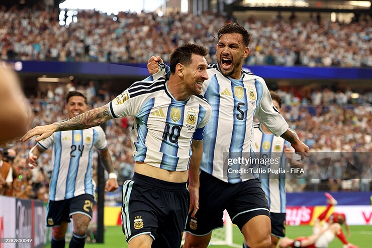 Messi lập kỷ lục vĩ đại ở World Cup, vợ đẹp Antonela tri ân theo cách đặc biệt - 1