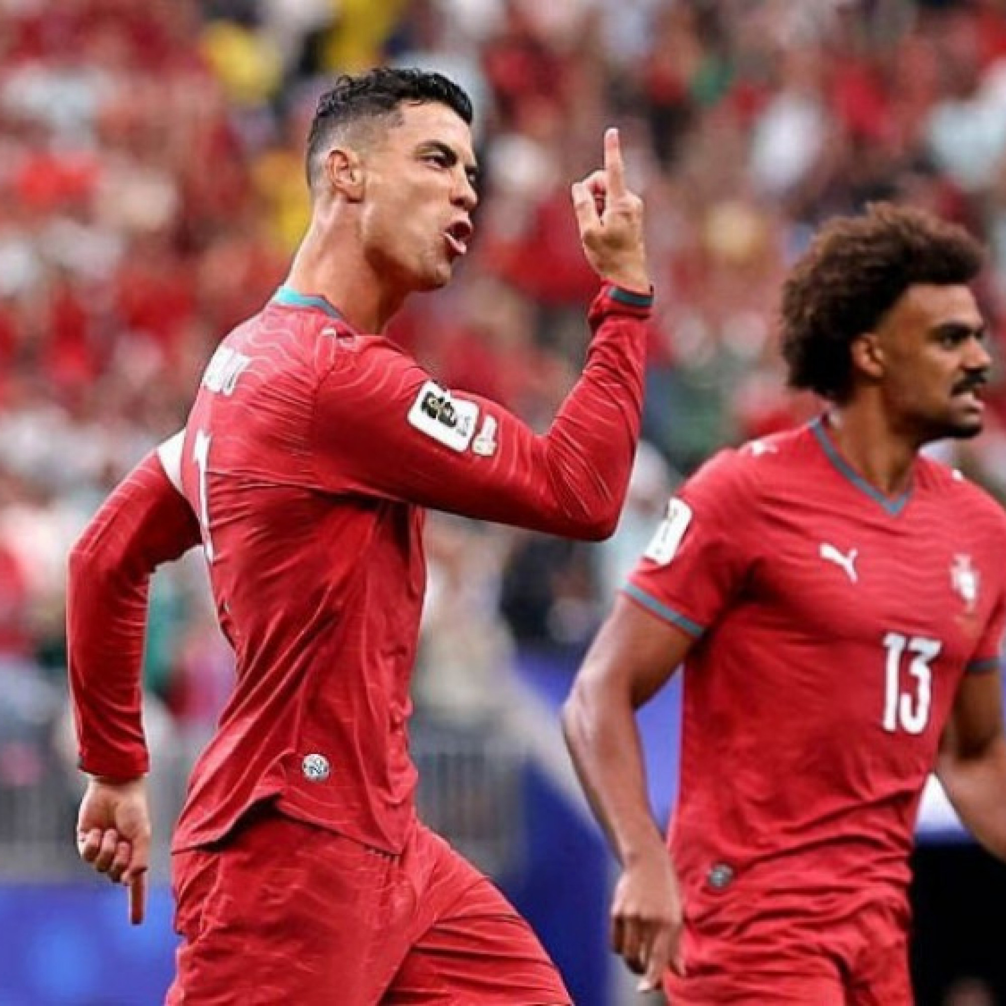  - Báo quốc tế ngưỡng mộ Ronaldo gừng càng già càng cay, ca ngợi bàn thắng "IQ 200"