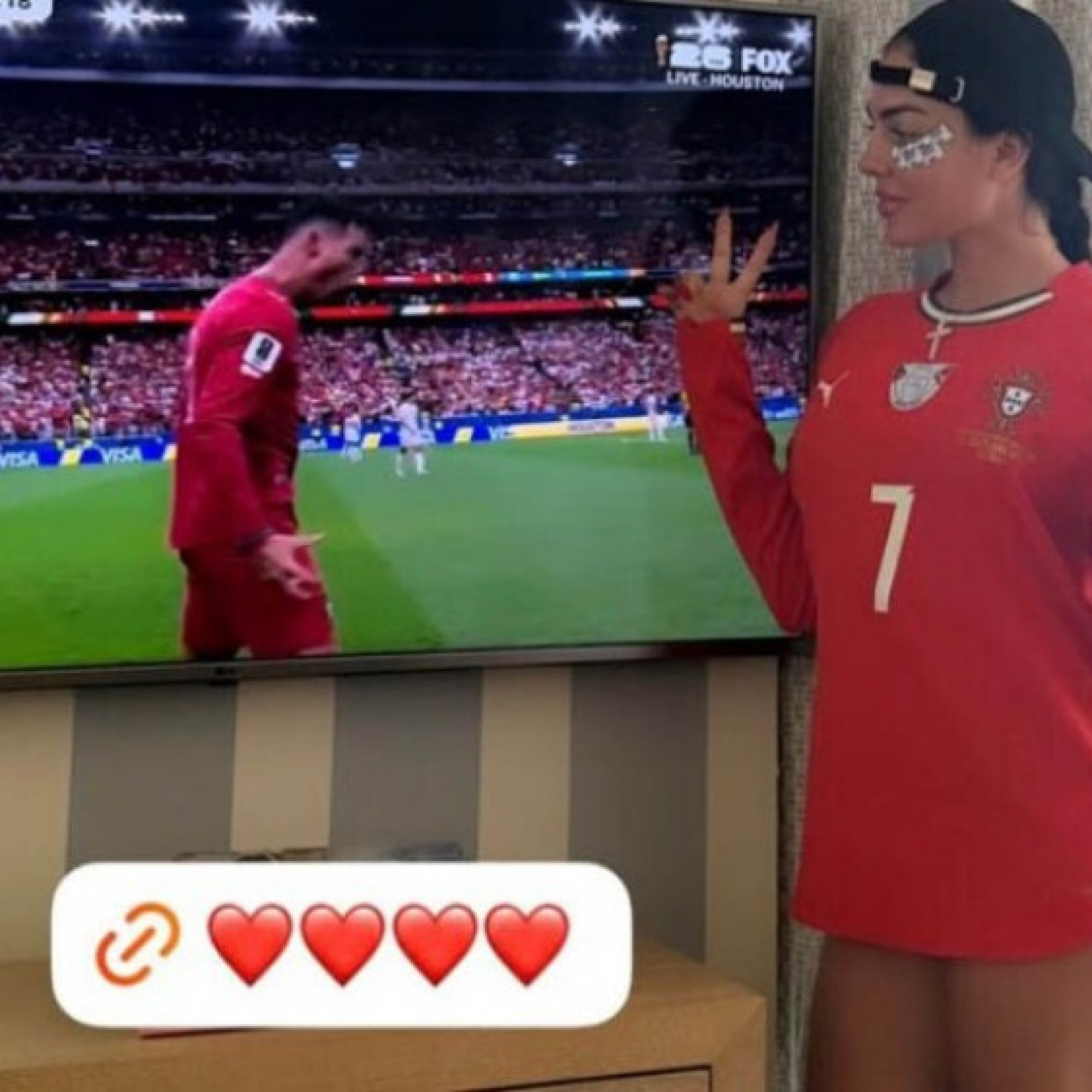  - Bạn gái Ronaldo như "không mặc quần" cổ vũ CR7 & Bồ Đào Nha thắng trận World Cup