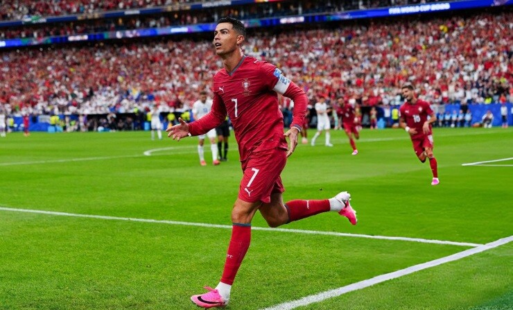 Siêu nhân Ronaldo thức tỉnh, Bồ Đào Nha đáng sợ hơn khi CR7 gạt bỏ cái "tôi" - 1