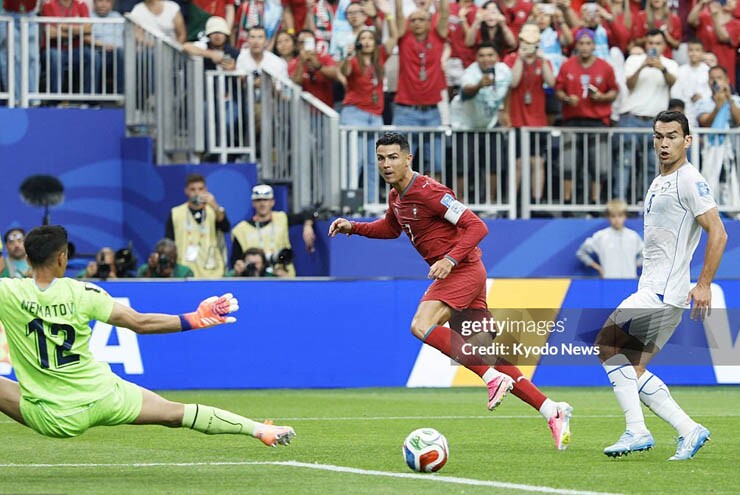Ronaldo được "mở khóa" đúng lúc, HLV Bồ Đào Nha góp công lớn với chiến lược cao tay - 2