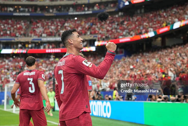 Báo quốc tế ngưỡng mộ Ronaldo gừng càng già càng cay, ca ngợi bàn thắng "IQ 200" - 1
