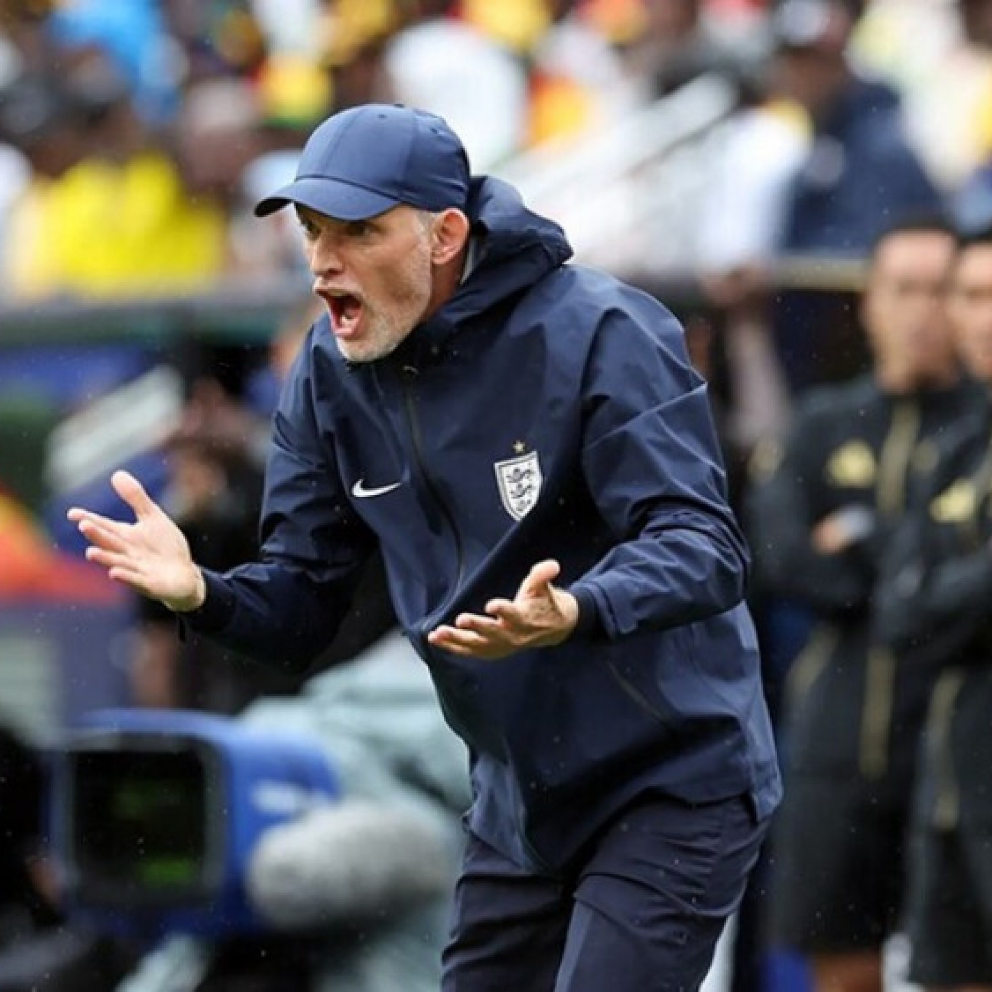  - HLV Tuchel lên tiếng vụ "hét vào mặt" hậu vệ tuyển Anh ngay trên sân ở World Cup