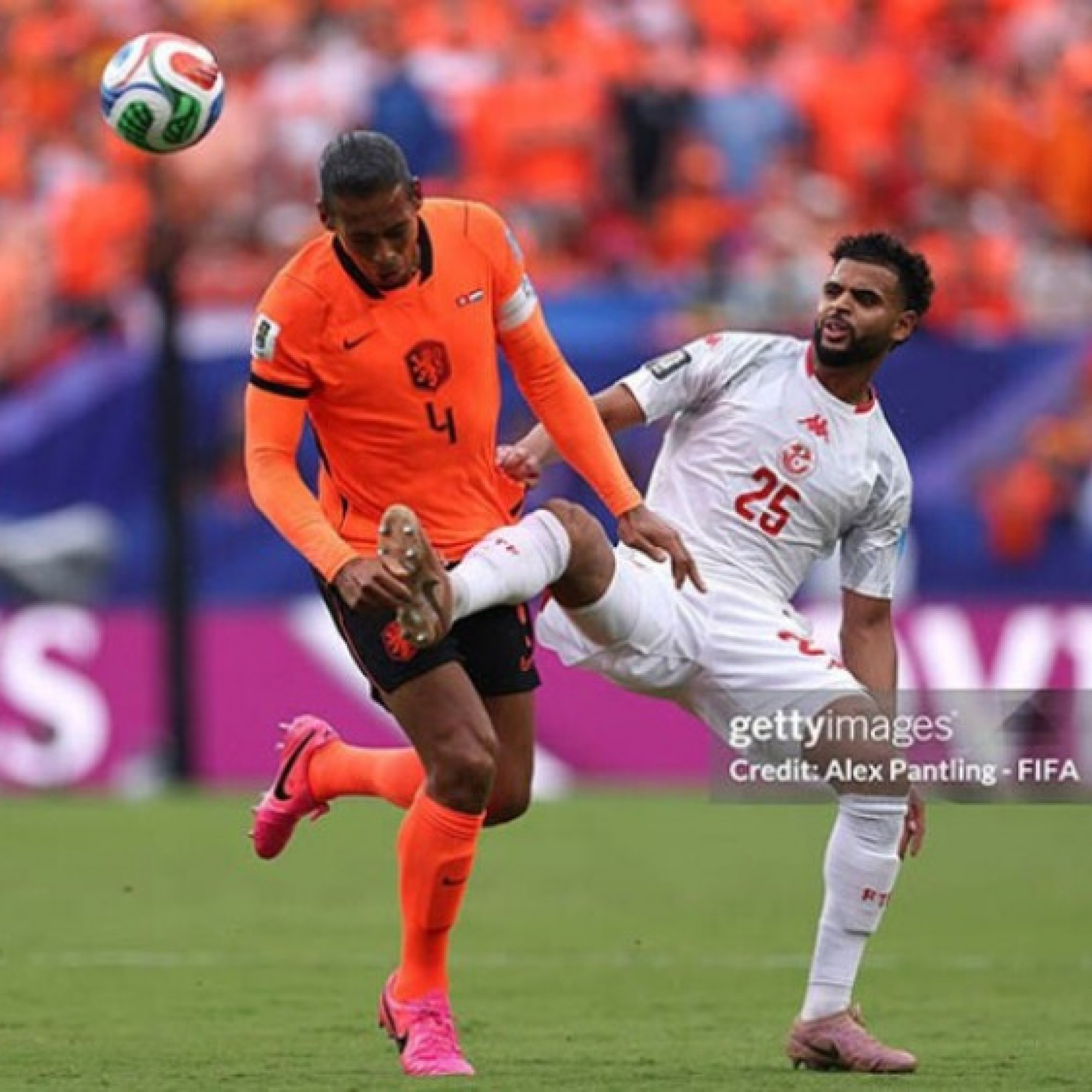  - Video bóng đá Tunisia - Hà Lan: Choáng váng 2 đòn phủ đầu (World Cup)
